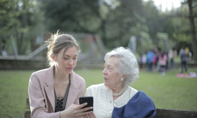 Z życia wzięte. "Córka oddała matkę do domu opieki": Wszystko odmieniło się, gdy brat kupił jej dom