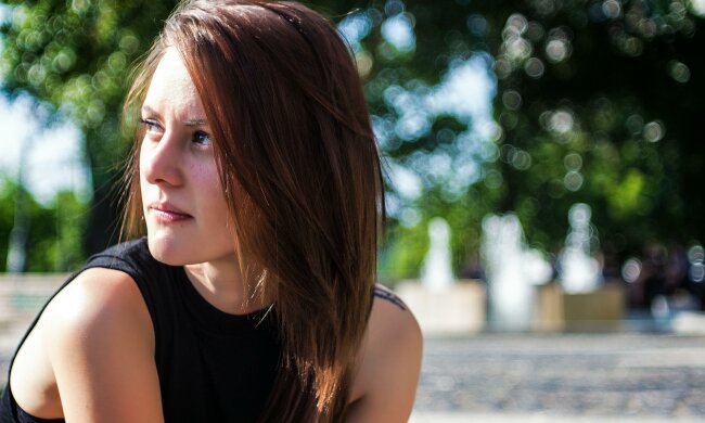 Z życia wzięte. "Mąż skąpił mi na wszystko": Chodziłam w dziurawych butach, a na podpaski musiałam prosić