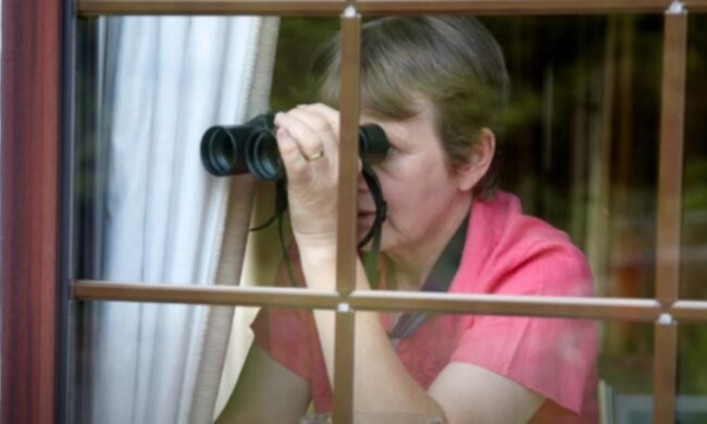 Kobieta/YouTube @Ploteczki