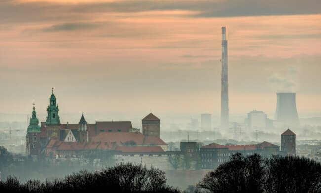 Normy zanieczyszczeń powietrza przekroczone. Eksperci radzą, by nie wychodzić z domów