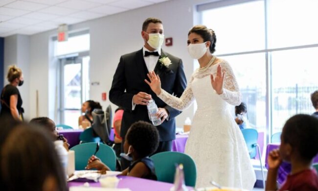 Państwo Młodzi w zasakujący sposób postanowili uczcić swój wielki dzień. Wielu nie mogło w to uwierzyć