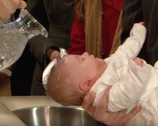 Przerwała kwarantannę, by udać się na chrzest wnuka. Źródło: YouTube