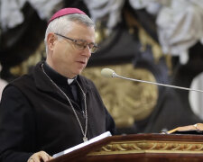 Biskup legnicki. Źródło: youtube.com