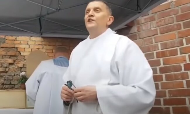 Ksiądz podczas Mszy Świętej/screen YouTube