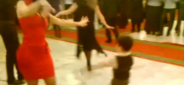 To nagranie robi prawdziwą furorę w mediach społecznościowych. Chłopiec poprosił kobietę to tańca. Na widok tego wszystkim opadły szczęki