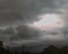 Na niebie znany łowca burz uchwycił na nagraniu postać idącą wzdłuż chmur. Wideo szybko obiegło internet [VIDEO]