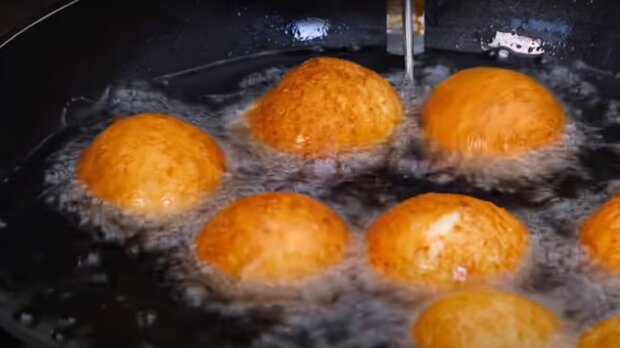 Mini pączki serowe smażone na oleju/YouTube @oddajfartucha