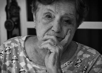 Z życia wzięte. Syn zaprosił mnie na rodzinny obiad po dwóch latach milczenia. Zanim podano deser, jego żona położyła przede mną teczkę