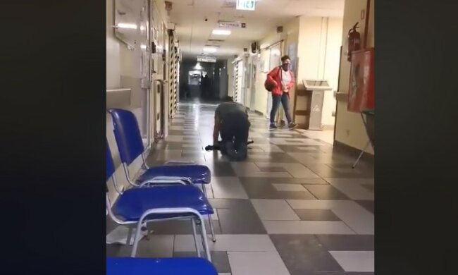 Pacjent wychodzi na czworaka z jednego z polskich szpitali. Nagranie tej dziwnej sytuacji pojawiło się w mediach społecznościowych. O co chodzi