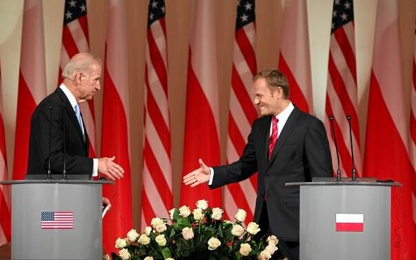 Donald Tusk i Joe Biden. Źródło: wyborcza.pl