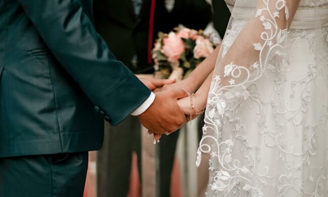 Z życia wzięte. "Dałam córce 50 tysięcy na wesele, a sama nie dostałam nawet zaproszenia": Zrobiła ze mnie pośmiewisko i wyrzuciła z własnego życia