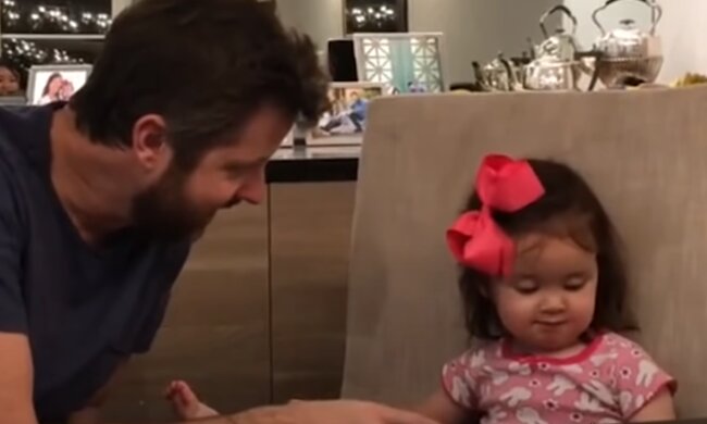 Szczęśliwy tatuś, źródło: YouTube/Funny Babies's Life