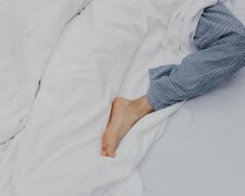 Wystawianie nogi spod kołdry to nie przypadek. Organizm wysyła sygnał