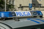 Przypadkowy przechodzień zbiegł ze skarpy i zabrał z jezdni nosidełko z ośmiomiesięcznym dzieckiem. Nagranie z miejsca wypadku przeraża