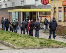 Klienci muszą czekać przed sklepem na swoją kolej. Źródło: gdansk.pl
