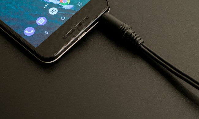 Nigdy nie ładuj telefonu w ten sposób. Strażacy ostrzegają przed groźnym błędem