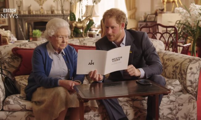 Królowa Elżbieta II i książę Harry. Źródło: Youtube BBC News