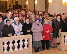 Ksiądz oskarżony o nielegalne czyny wobec niepełnosprawnych dziewczynek! Parafianie nazywają go "świętym"