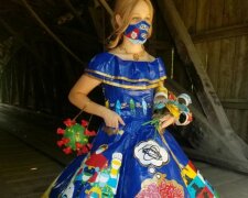 Dziewczyna spędziła ponad 400 godzin, aby stworzyć suknię z taśmy klejącej na zakończenie szkoły