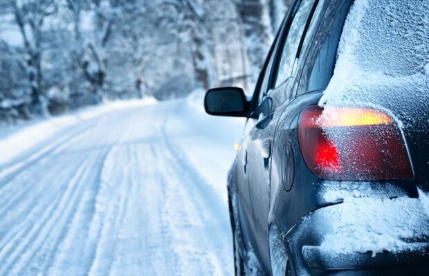 Zimą robi to każdy kierowca. Niewielu zdaje sobie sprawę, że w ten sposób naraża się aż na dwa mandaty