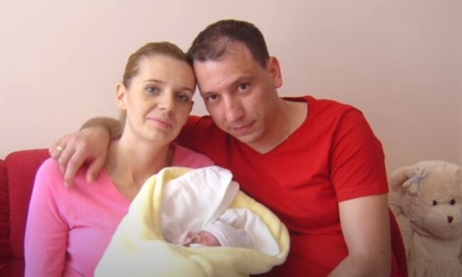Agata Mróz z mężem i córeczką/YouTube @Paula Rodak