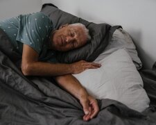 Seniorzy powinni uważać na drzemki o tej porze. Badacze odkryli niepokojącą zależność