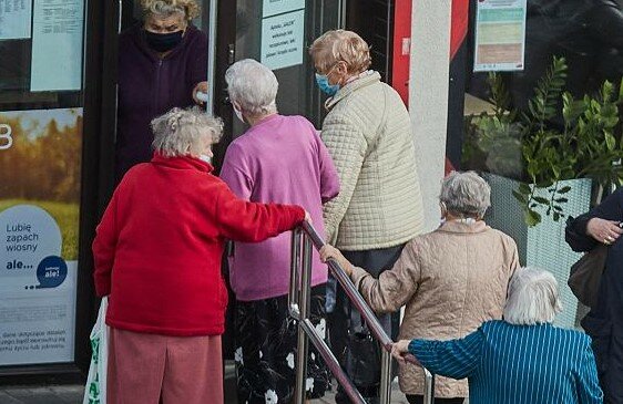 Specjalne godziny dla seniorów budzą skrajne emocje wśród Polaków. Jedni są "za", inni uważają, że to zły pomysł