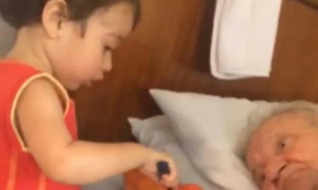 Gdy mały chłopiec karmił swojego chorego dziadka, włączyła kamerę i zaczęła nagrywać. Film szybko stał się viralowy