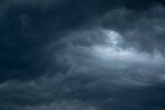 Ściana deszczu uderzyła w miasto. Ulice w kilka chwil zniknęły pod wodą. Przerażający widok