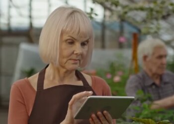 Grzywka po 50-tce to dobry pomysł/YouTube @Styl po 50-tce