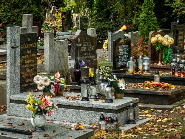 Tradycyjne nagrobki odchodzą w cień. Nowy trend zmienia cmentarze