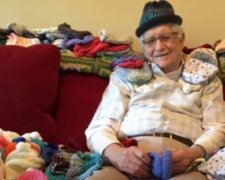 86-latek robi na drutach czapki dla wcześniaków. Źródło: Youtube