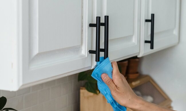 Sprzątanie szafek kuchennych/ Pexels