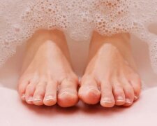 Nawyki, które szkodzą naszym stopom. Jak prawidłowo o nie dbać