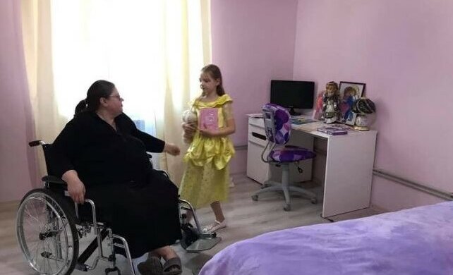 „Spała na podłodze i opiekowała się przykutą do łóżka matką”. Historia 9-letniej dziewczynki podbiła internet
