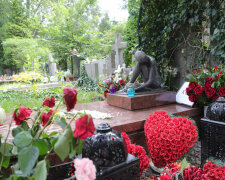 Najpiękniejsze miejsca pochówków na Cmentarzu Powązkowskim. Pomniki i dekoracje zaskakują