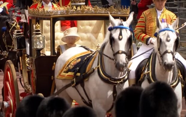 Królowa Elżbieta II w trakcie parady Troopin the Colour w 2019 roku/YouTube @BBC