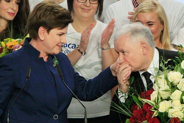 Beata Szydło balowała na imprezie z Prezesem Kaczyńskim. Do sieci wyciekły zdjęcia z ich zabawy