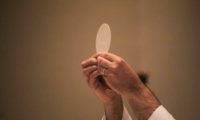 Sezon komunijny 2026 znów wywołuje pytania o pieniądze. Ile wypada włożyć do koperty