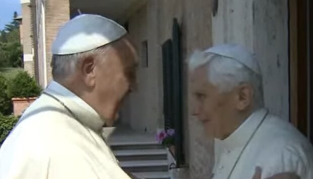Benedykt XVI i Franciszek. Źródło: Youtube