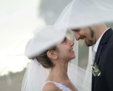 Z życia wzięte. "Podczas wesela wyszło na jaw, że ojciec narzeczonego pracuje jako sprzątacz": Rodzice panny młodej wybuchnęli śmiechem