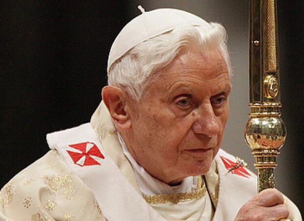 Benedykt XVI jest odizolowany od świata. Źródło: deon.pl