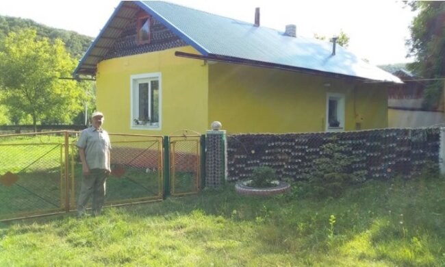 Mężczyzna zrobił ogrodzenie z butelek, które okazało się dziełem sztuki