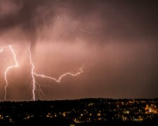 IMGW ostrzega przed burzami i ulewami. W tych regionach pogoda może być niebezpieczna