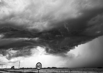 Tornado wyrwało okno w wieżowcu. Mężczyzna wypadł z mieszkania na 12. piętrze. Przerażające nagranie