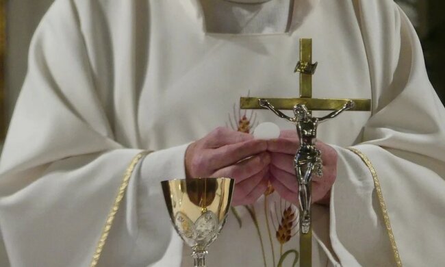 Ksiądz podczas Mszy Świętej/screen Pixabay