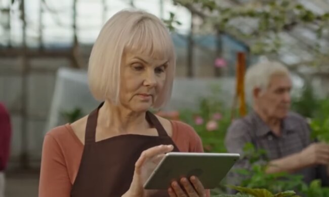 Grzywka po 50-tce to dobry pomysł/YouTube @Styl po 50-tce