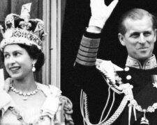 Królowa i książę Edynburga zostali sfotografowani w czworoboku zamku Windsor przy okazji urodzin Filipa. Książę skończył 99 lat