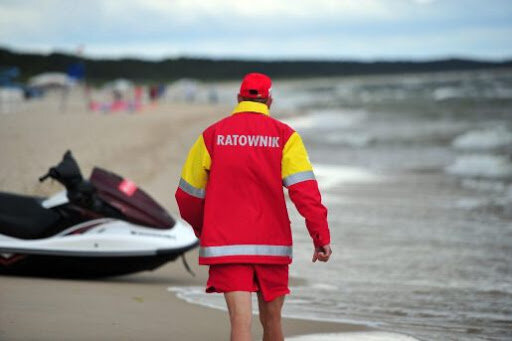 Gdańsk: Nietrzeźwi plażowicze największym problemem na plażach. GOS podsumował sezon wakacyjny na gdańskich kąpieliskach