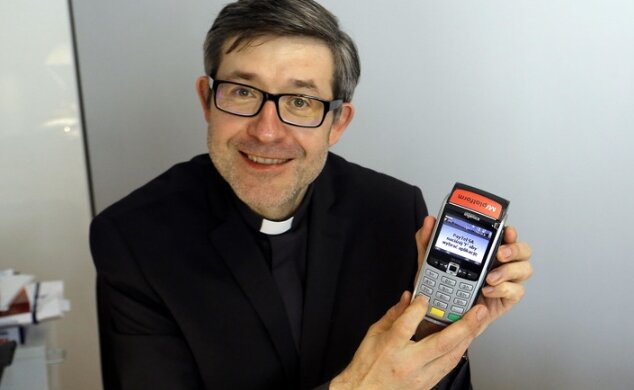 Słyszeliście już o e-tacy? Wierni w polskich kościołach będą mogli zapłacić kartą. Za co